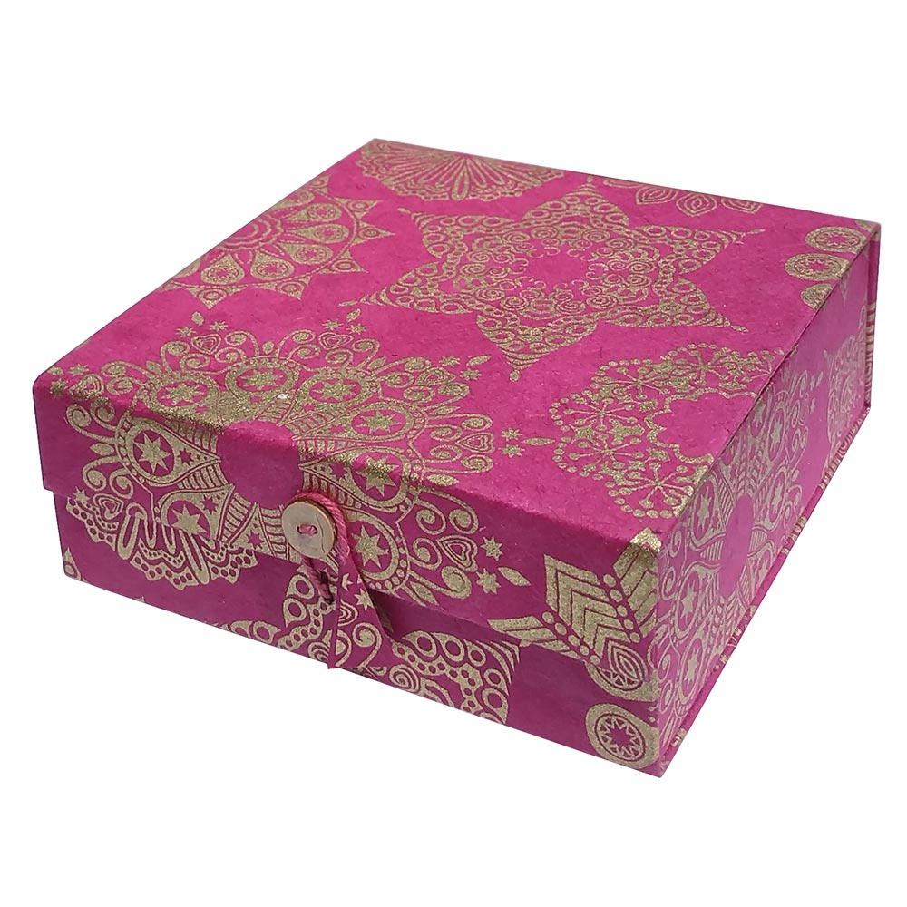 Geschenkbox violett mit goldfarbenem Muster
